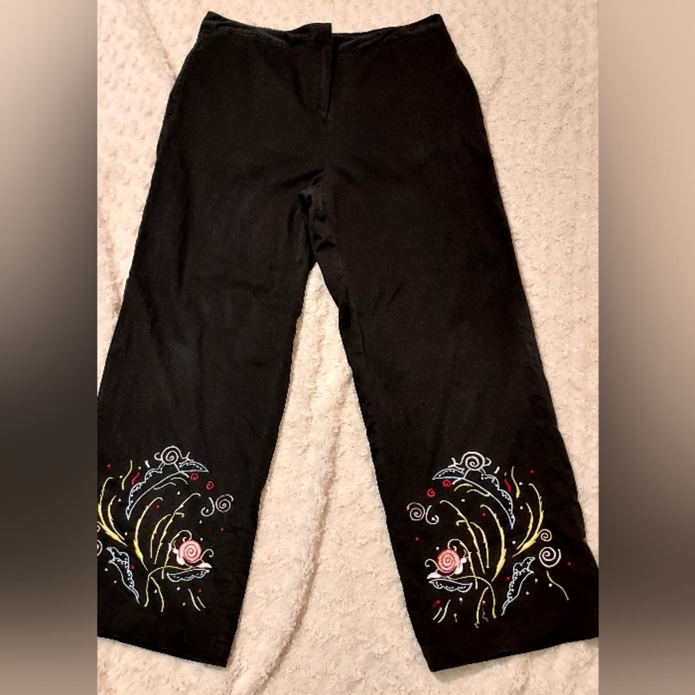 Onque Black Embroidered Capris Quirky Resort Vacation Grandmacore Artsy Snails